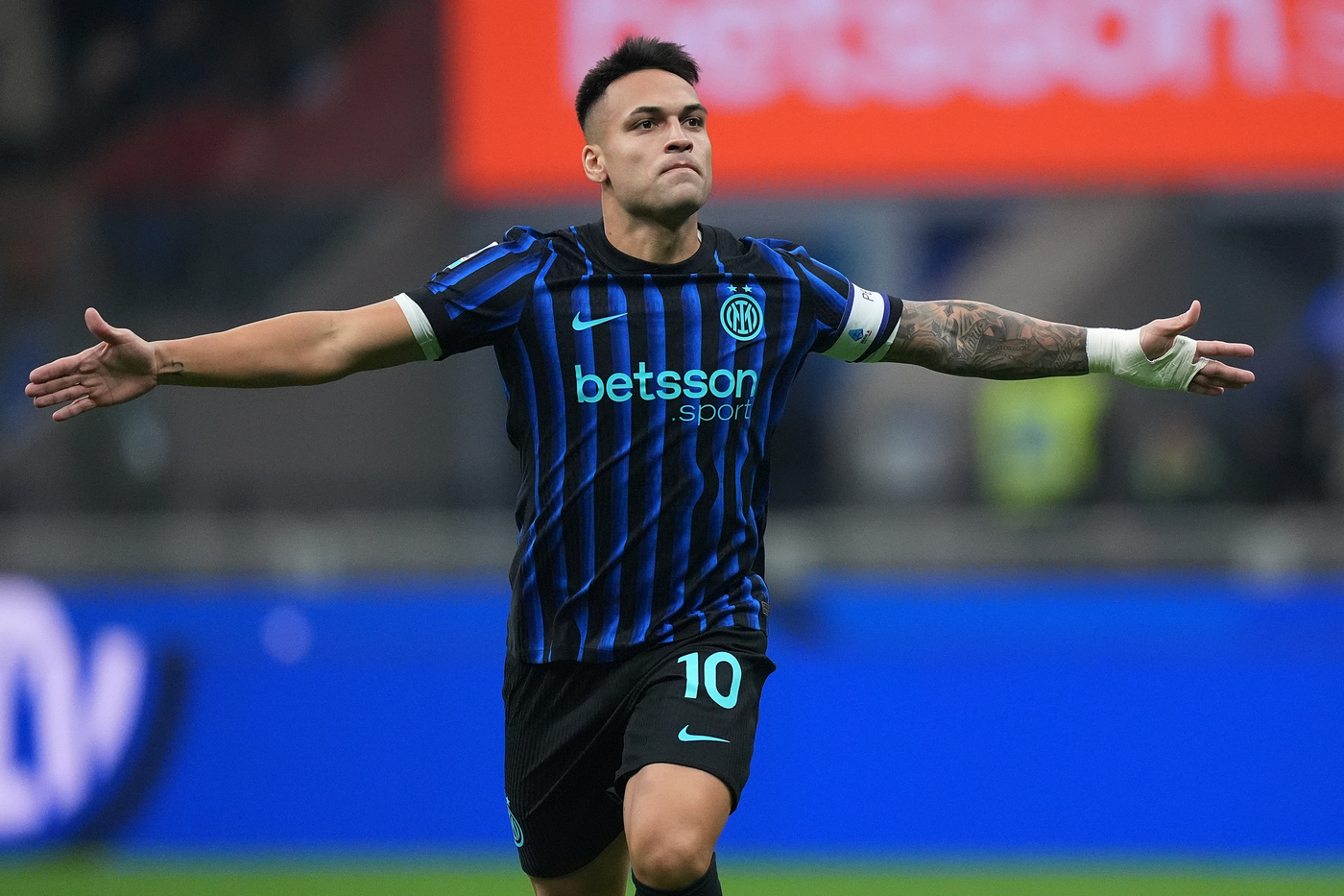 Il capitano dell'Inter Lautaro Martinez esulta dopo aver segnato alla Lazio in Serie A Nerazzurrisiamonoi.it