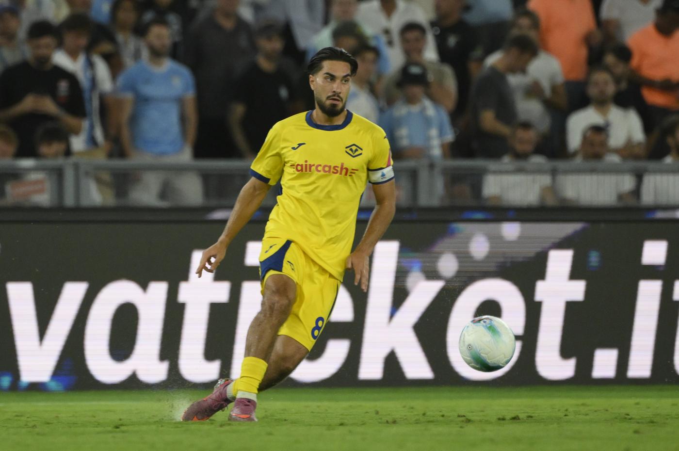 Suat Serdar in campo durante un Lazio-Verona Nerazzurrisiamonoi.it