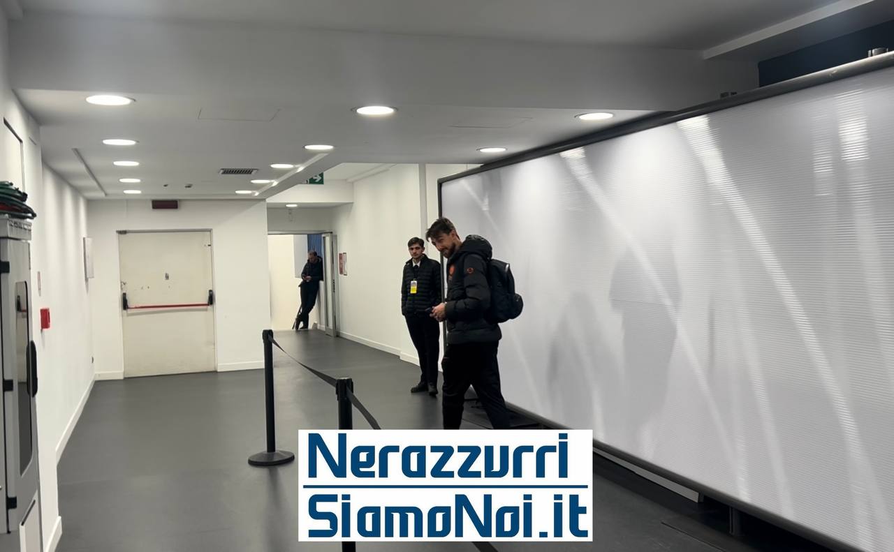 Acerbi e Calhanoglu lasciano San Siro (9 dicembre 2025) Acerbi e Calhanoglu lasciano San Siro (9 dicembre 2025)