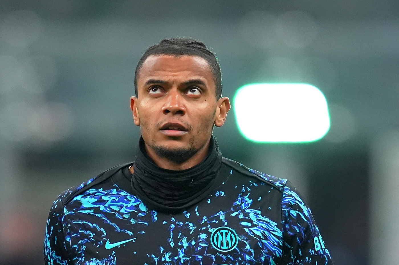 nerazzurrisiamonoi-akanji-inter-liverpool-rigore Il difensore nerazzurro Manuel Akanji nel riscaldamento prima di Inter-Como Nerazzurrisiamonoi.it