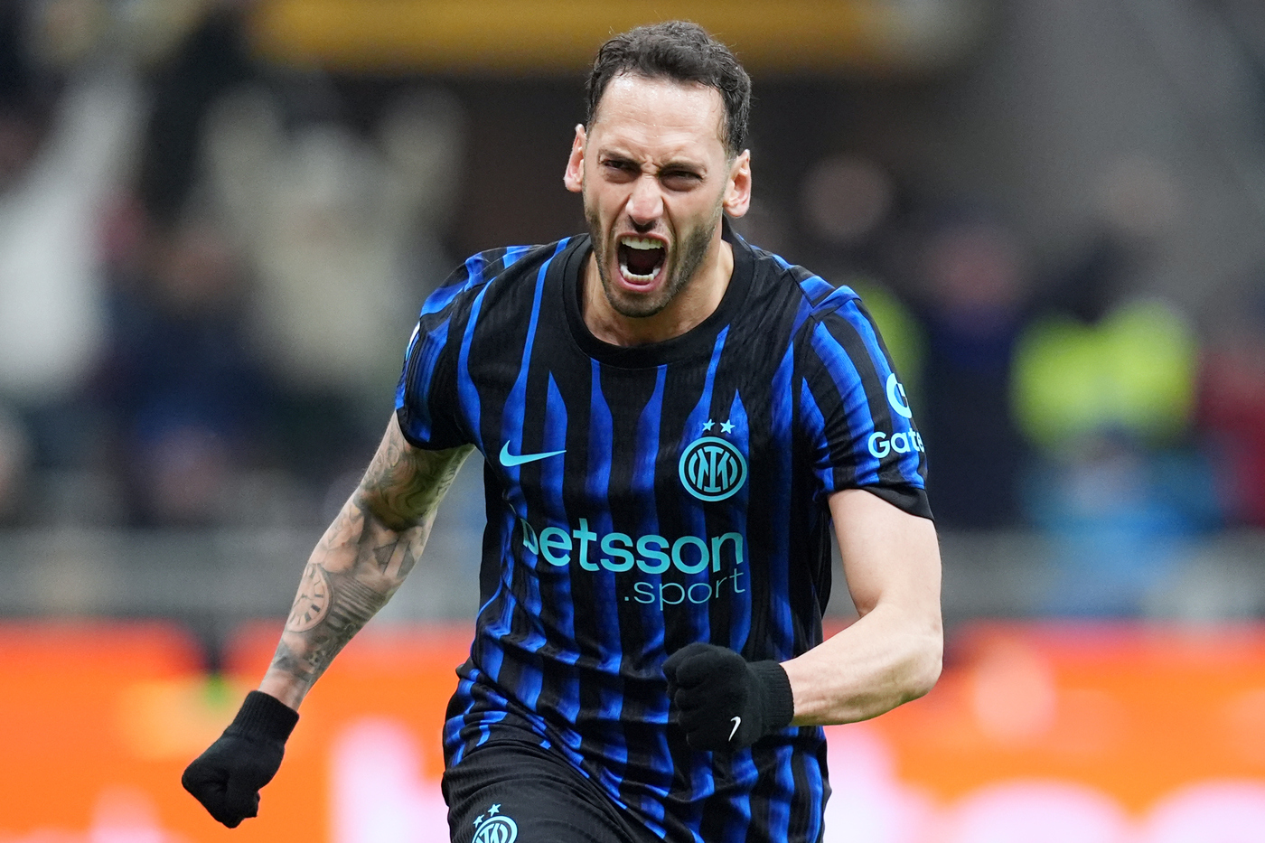 Hakan Calhanoglu esulta dopo aver segnato il rigore contro il Napoli Nerazzurrisiamonoi.it