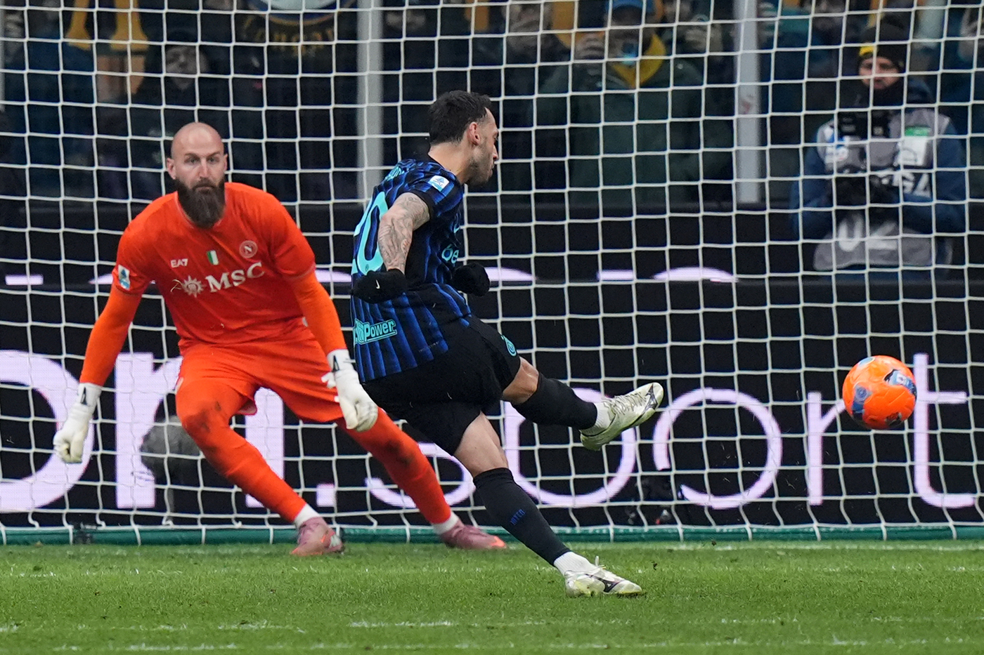 Calhanoglu segna su rigore a Milinkovic-Savic durante Inter-Napoli Nerazzurrisiamonoi.it