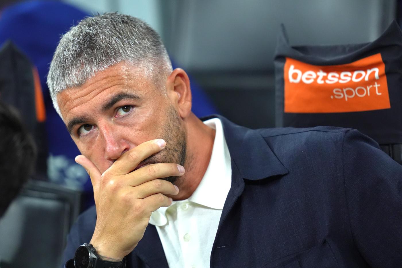 Il vice allenatore dell'Inter Aleksandar Kolarov seduto in panchina Nerazzurrisiamonoi.it