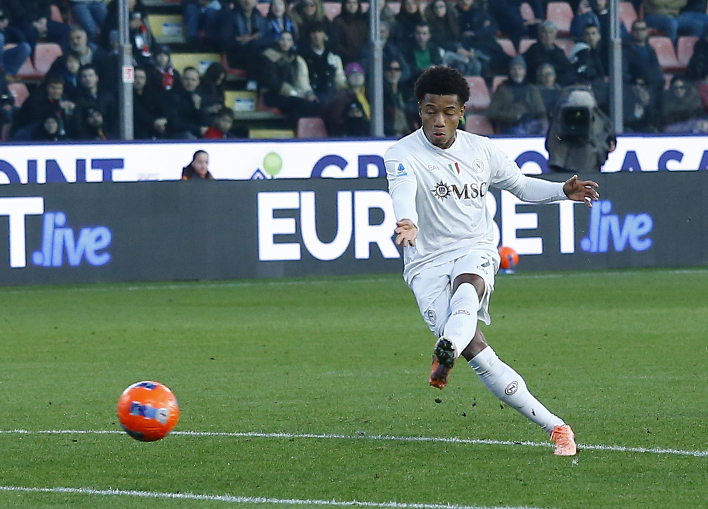 David Neres in campo durante Cremonese-Napoli Nerazzurrisiamonoi.it