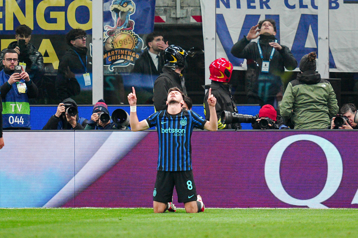 Il centrocampista nerazzurro Petar Sucic esulta dopo il gol segnato in Inter-Arsenal di Champions League Nerazzurrisiamonoi.it