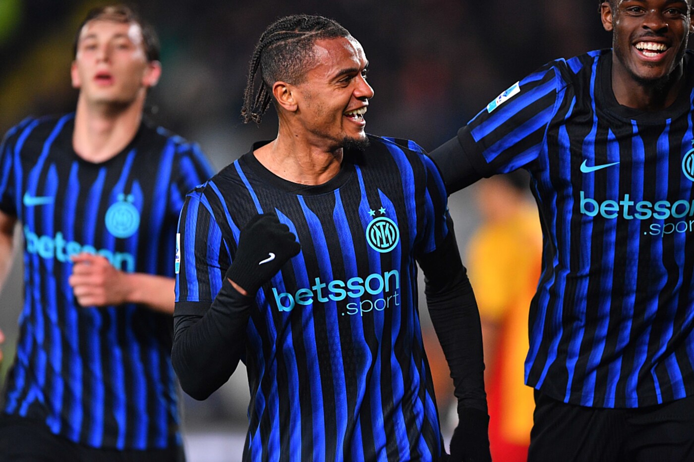 nerazzurrisiamonoi-akanji-lecce-inter-postpartita Il difensore dell'Inter Manuel Akanji esulta con i compagni per il gol segnato al Lecce Nerazzurrisiamonoi.it