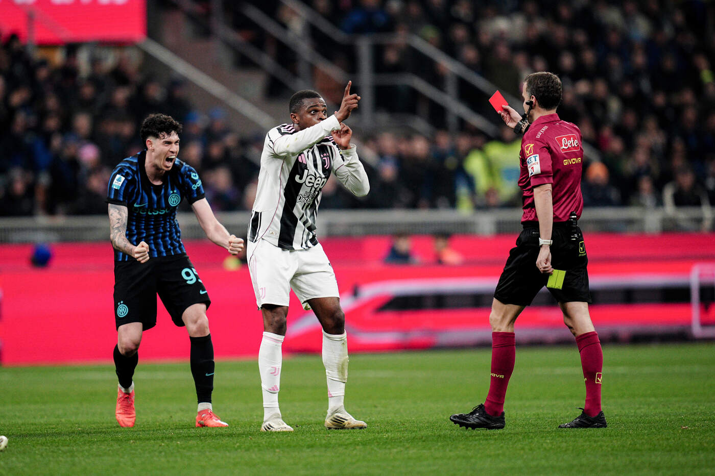 La Penna espelle Kalulu durante Inter-Juventus mentre Bastoni esulta Nerazzurrisiamonoi.it