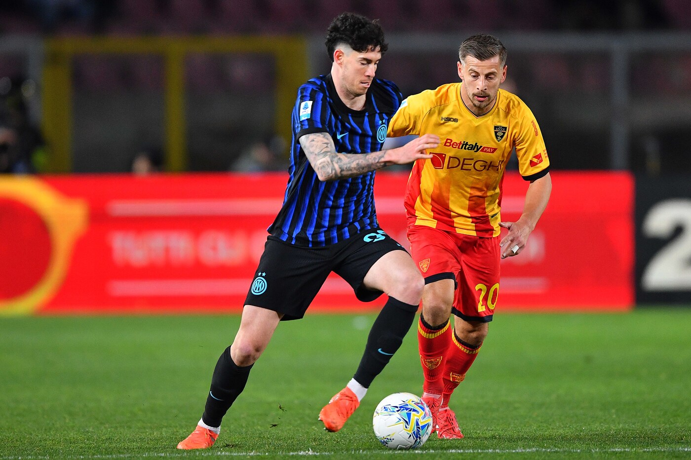 Alessandro bastoni in campo durante Lecce-Inter Nerazzurrisiamonoi.it