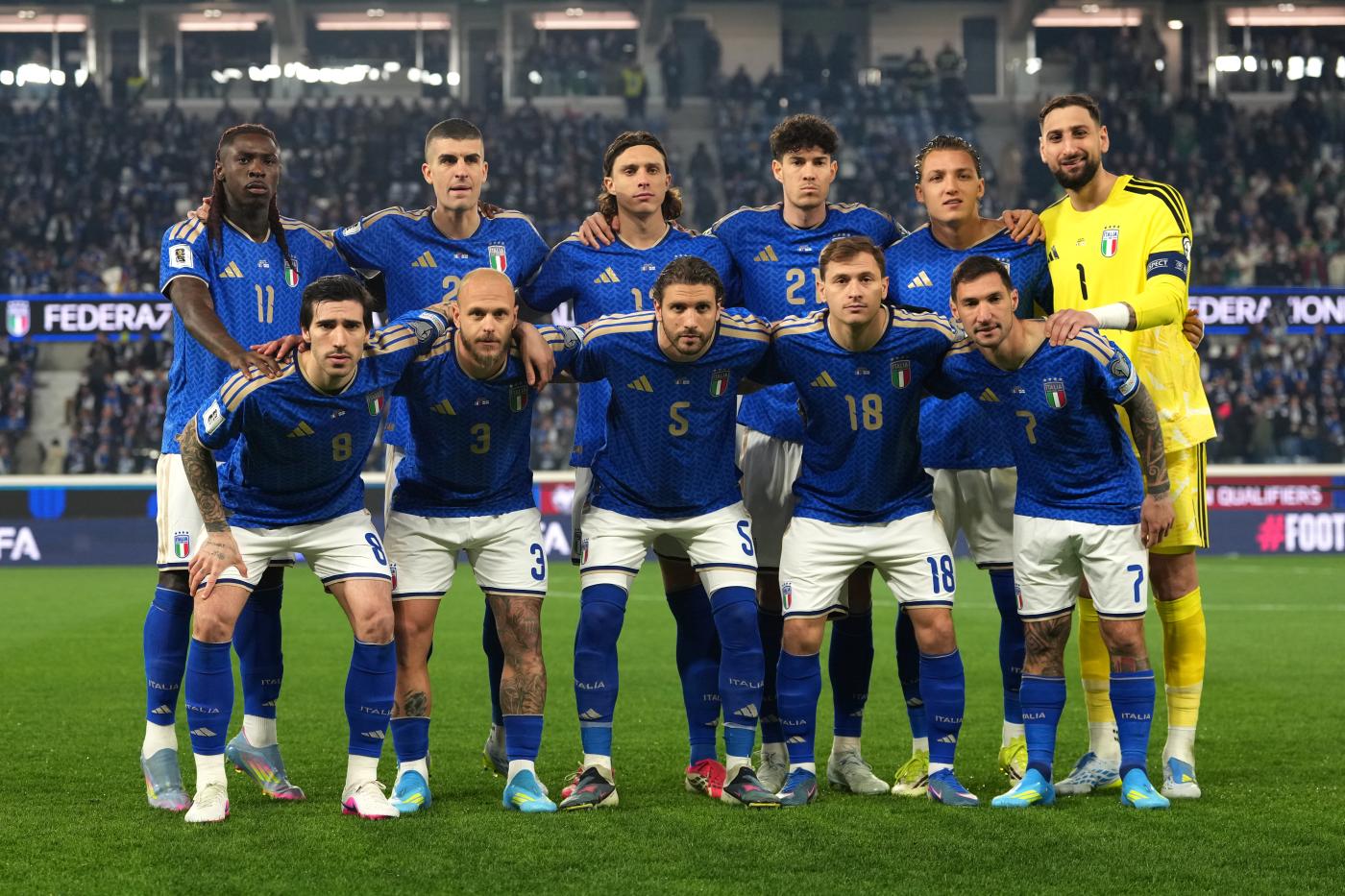 I giocatori di Bosnia ed Erzegovina e Italia schierati in campo prima del calcio d'inizio del playoff per i Mondiali 2026 allo Stadio Bilino Polje di Zenica