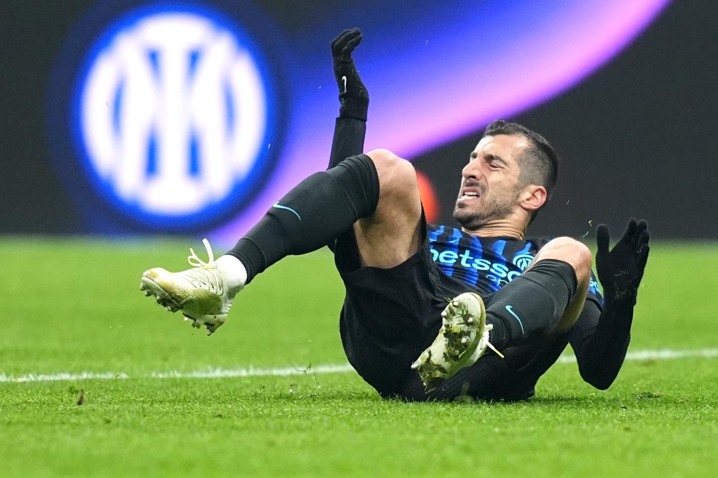 Henrikh Mkhitaryan a terra dolorante per infortunio durante una partita dell'Inter