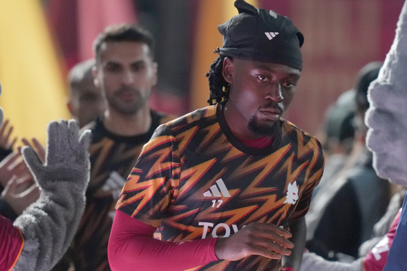 Il centrocampista francese Manu Koné in azione palla al piede durante una partita di campionato