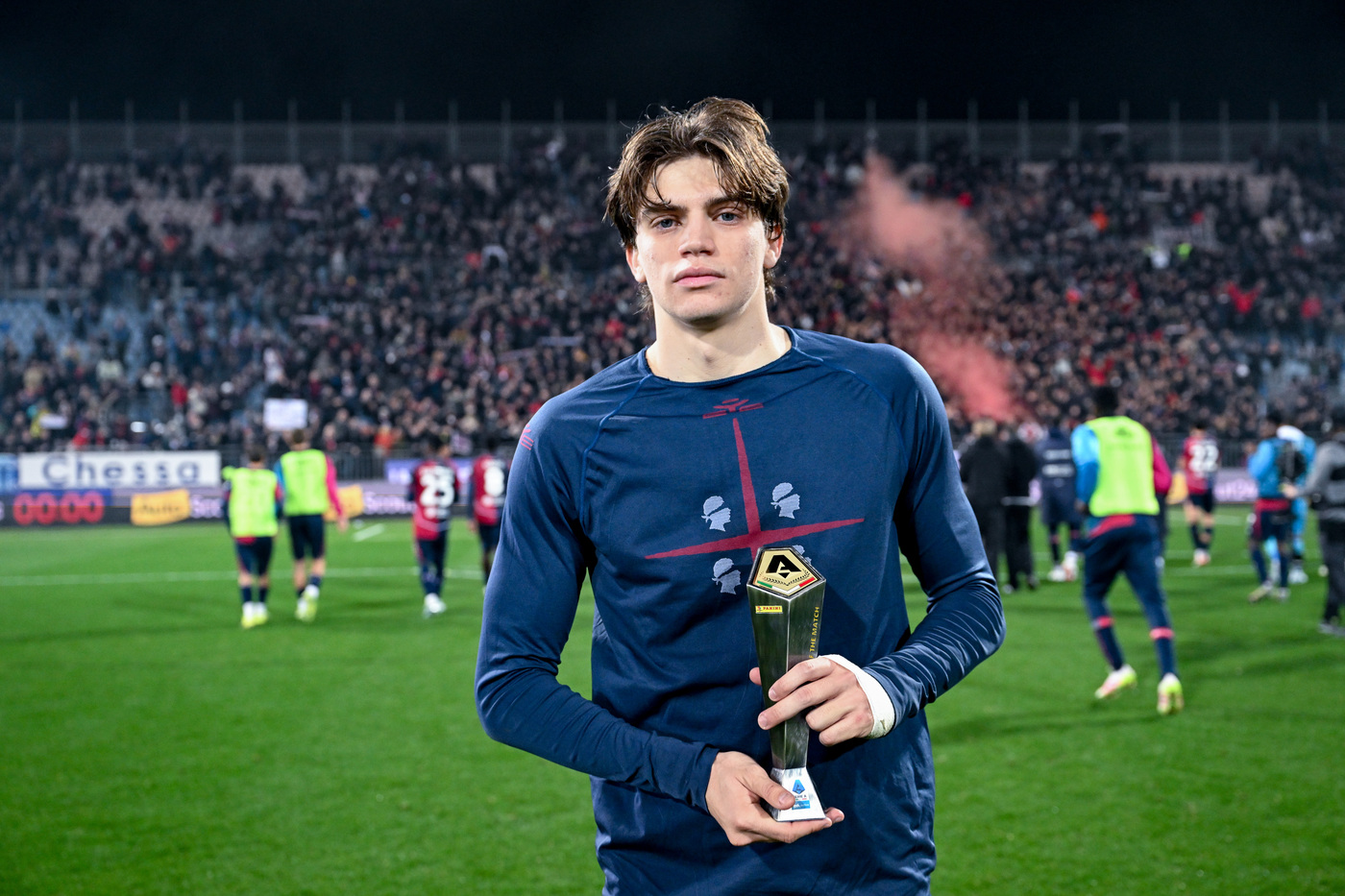 Marco Palestra con la maglia del Cagliari stringe il premio come miglior giocatore in campo