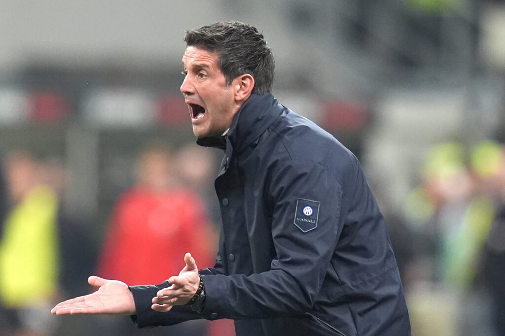 Il tecnico dell'Inter Cristian Chivu a bordo panchina durante il derby col Milan al Meazza Nerazzurrisiamonoi.it