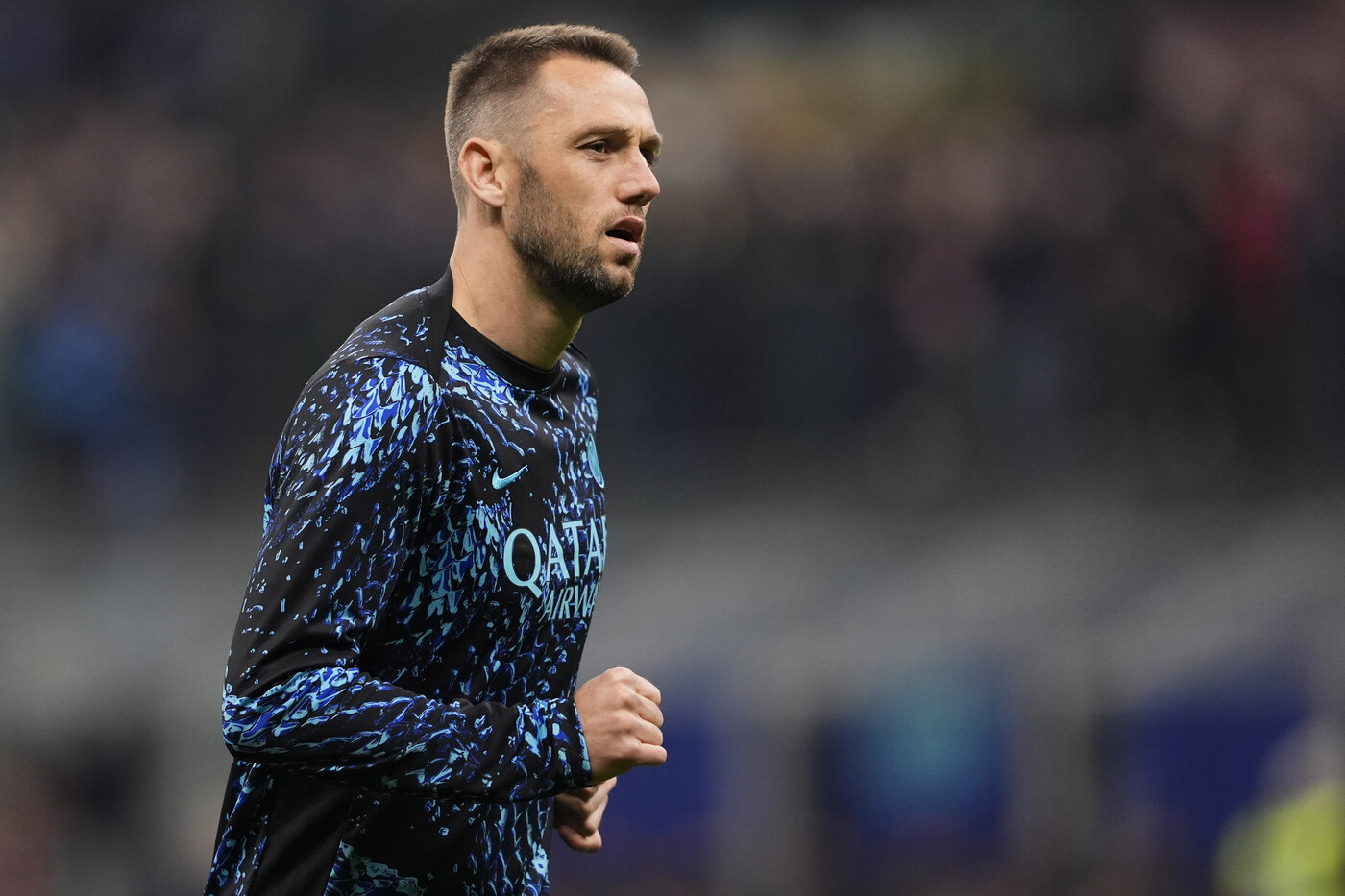 Il difensore dell'Inter Stefan De Vrij durante un riscaldamento a San Siro Nerazzurrisiamonoi.it