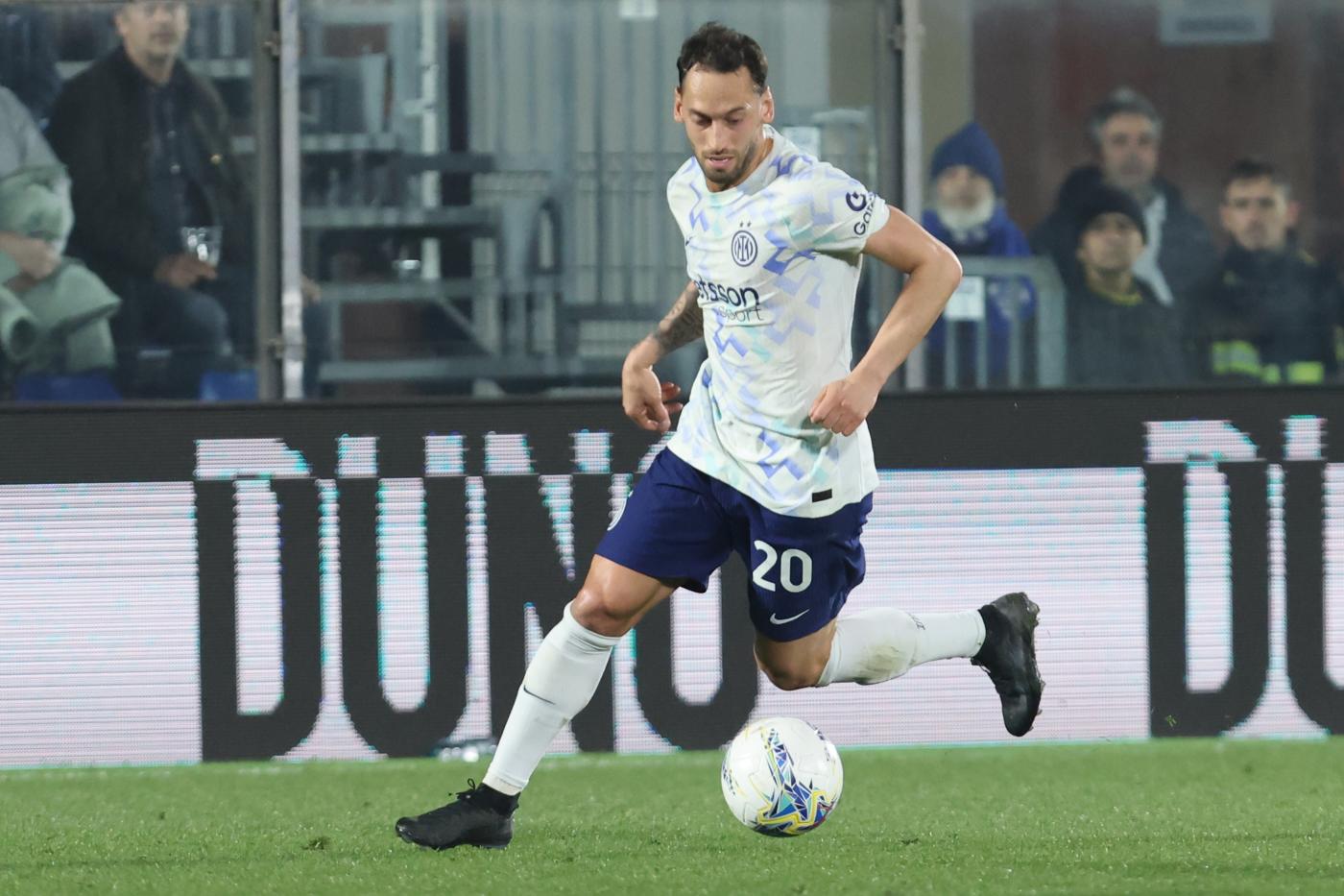 Hakan Calhanoglu in campo con l'Inter Nerazzurrisiamonoi.it