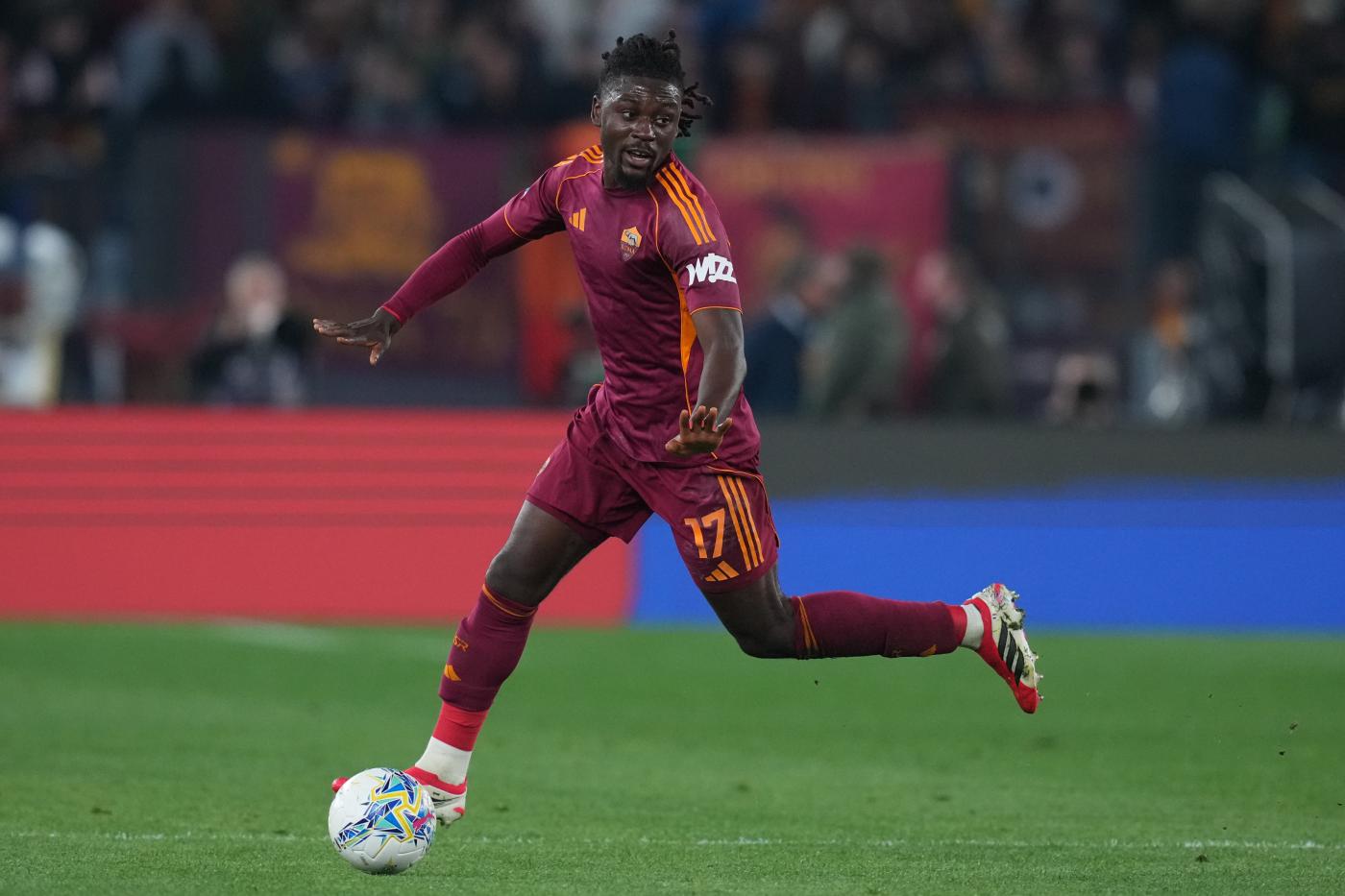 Manu Koné in campo con la maglia della Roma in Serie A Nerazzurrisiamonoi.it