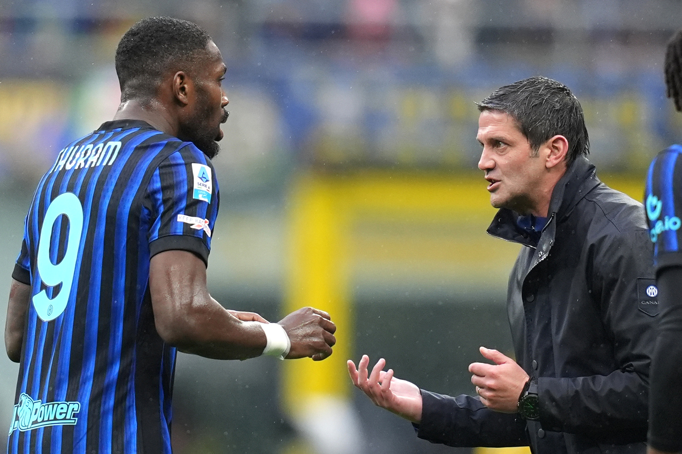 Marcus Thuram a colloquio con Cristian Chivu durante Inter-Atalanta Nerazzurrisiamonoi.it