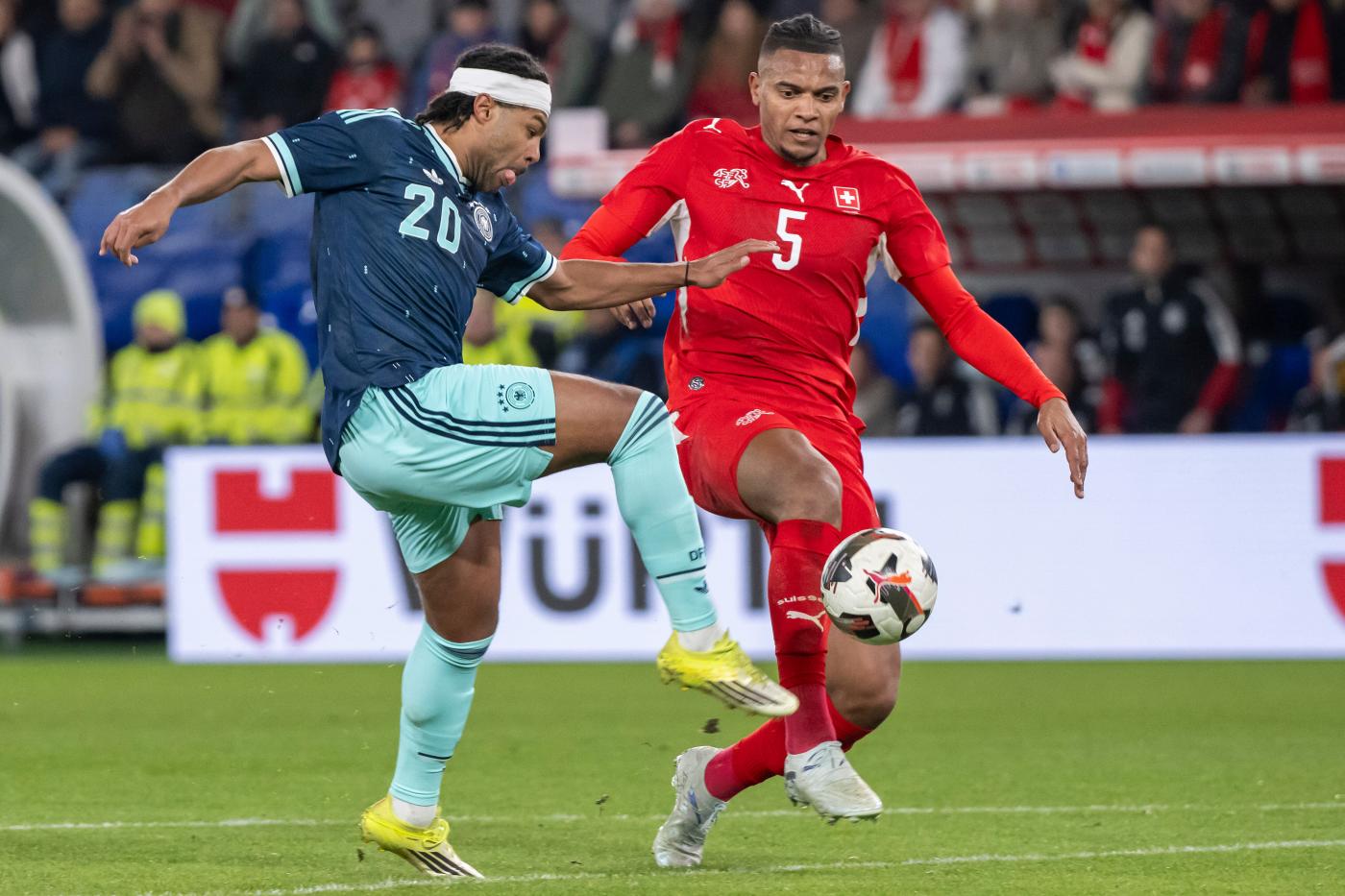 Manuel Akanji in campo con la maglia della Svizzera