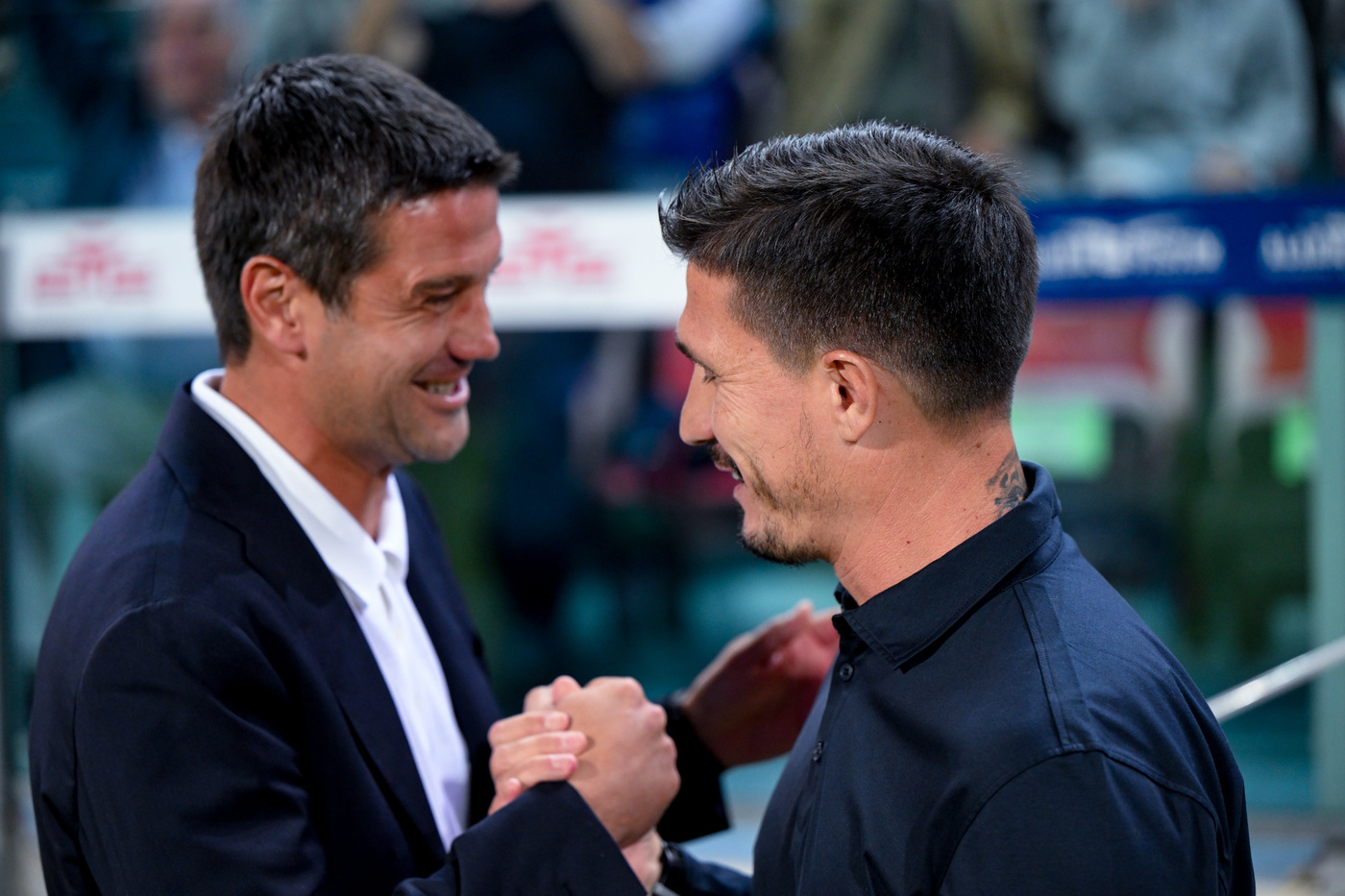Cristian Chivu e l'allenatore del Cagliari si salutano prima della partita