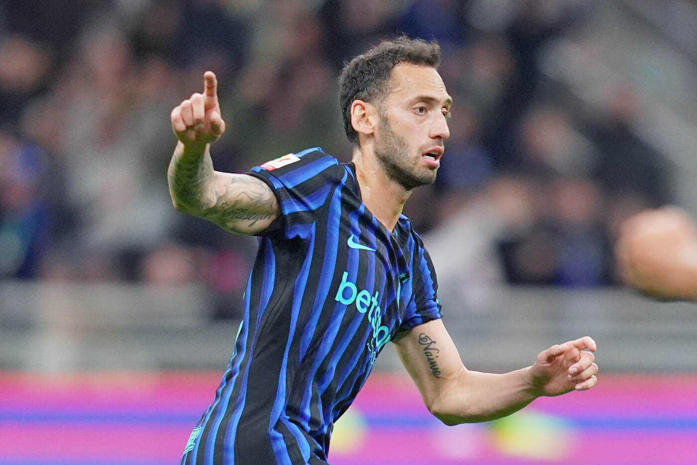 Il centrocampista dell'Inter Hakan Calhanoglu esulta per un gol segnato al Como in Coppa Italia Nerazzurrisiamonoi.it