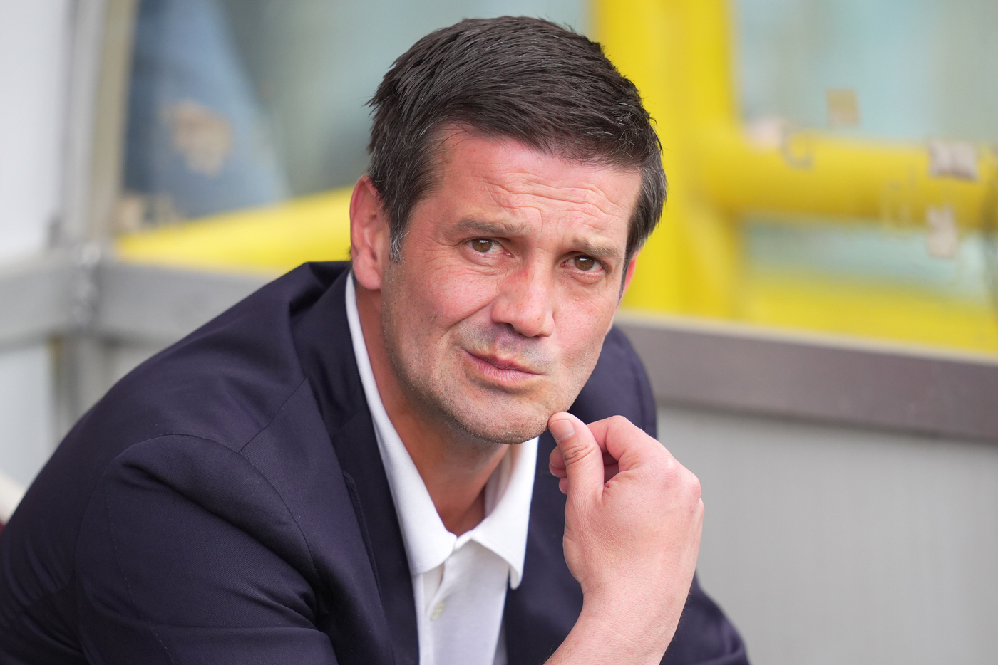 Il tecnico dell'Inter Cristian Chivu seduto in panchina Nerazzurrisiamonoi.it