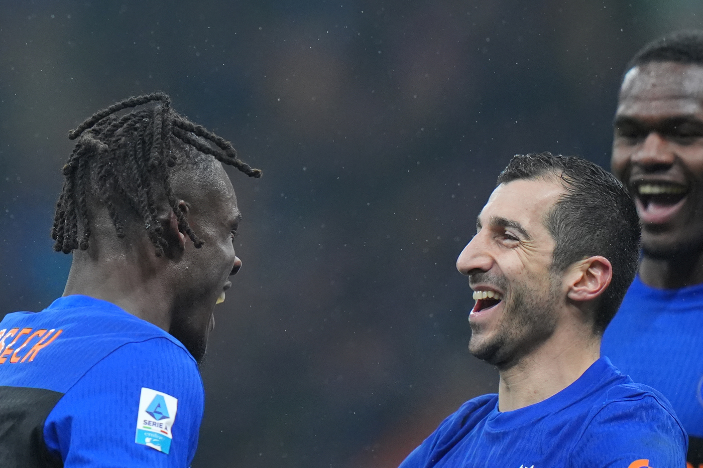 nerazzurrisiamonoi-qui-appiano-si-ferma-bisseck-Mkhitaryan-in-gruppo