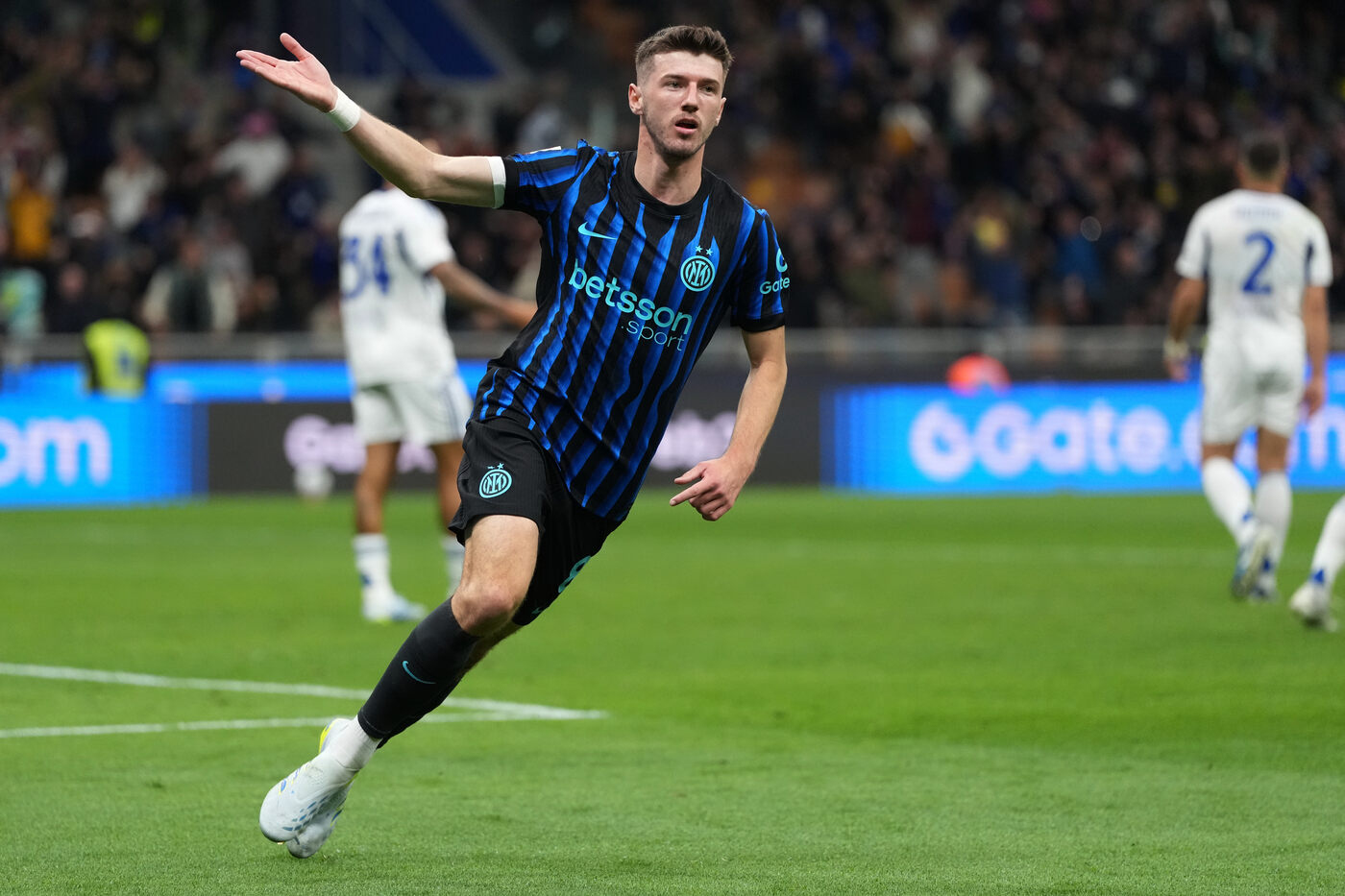 Il centrocampista dell'Inter Petar Sucic esulta per il gol segnato al Como in Coppa Italia Nerazzurrisiamonoi.it