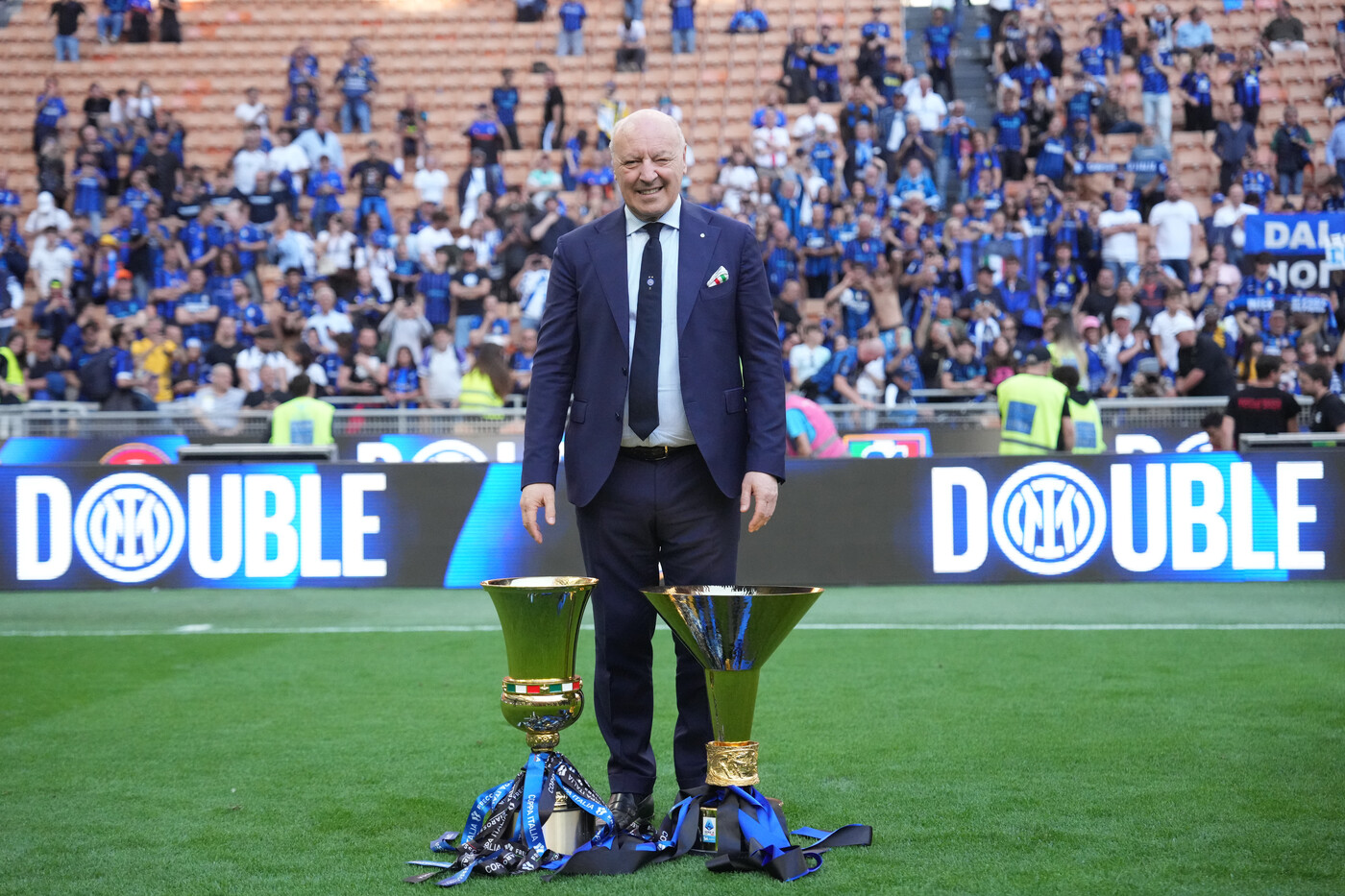 Marotta posa con i trofei della stagione 25/26