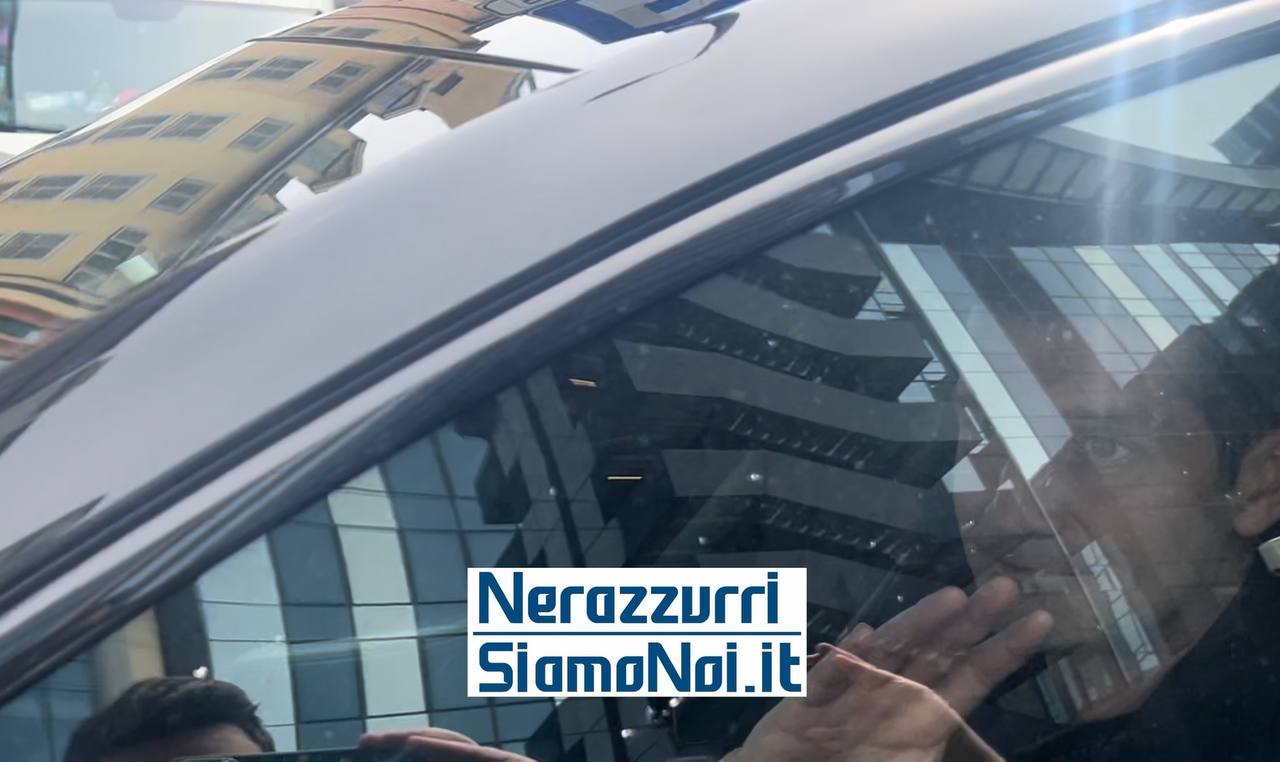 Cristian Chivu a bordo della sua auto lascia la sede dell'Inter Nerazzurrisiamonoi.it