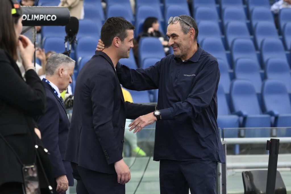 Sarri e Chivu si appracciano prima della sfida tra Lazio e Inter di Coppa Italia