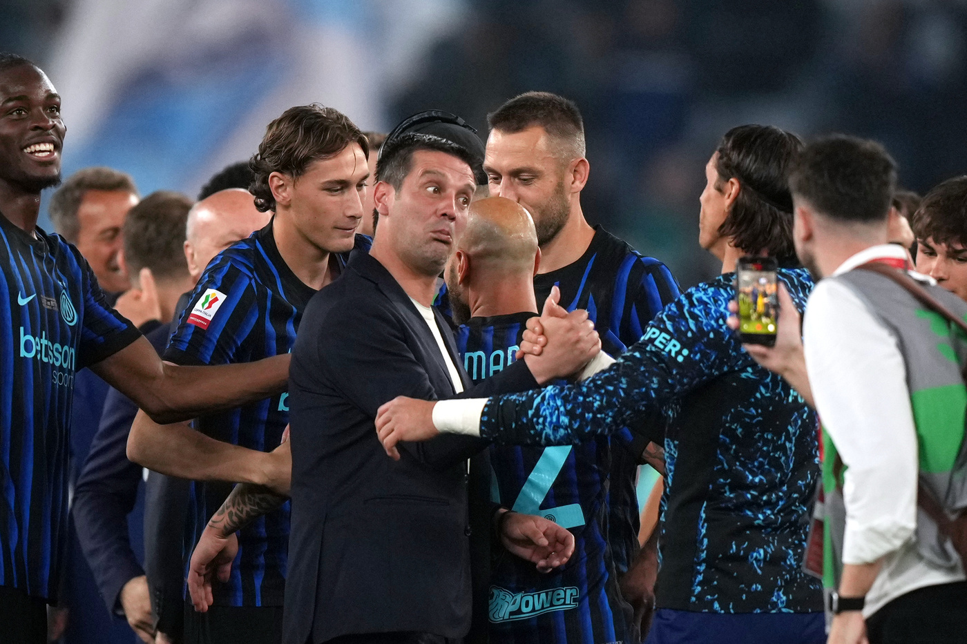 Chivu si congratula con Sommer per il suo contributo nella vittoria di Coppa Italia 2025 2026 dell'Inter