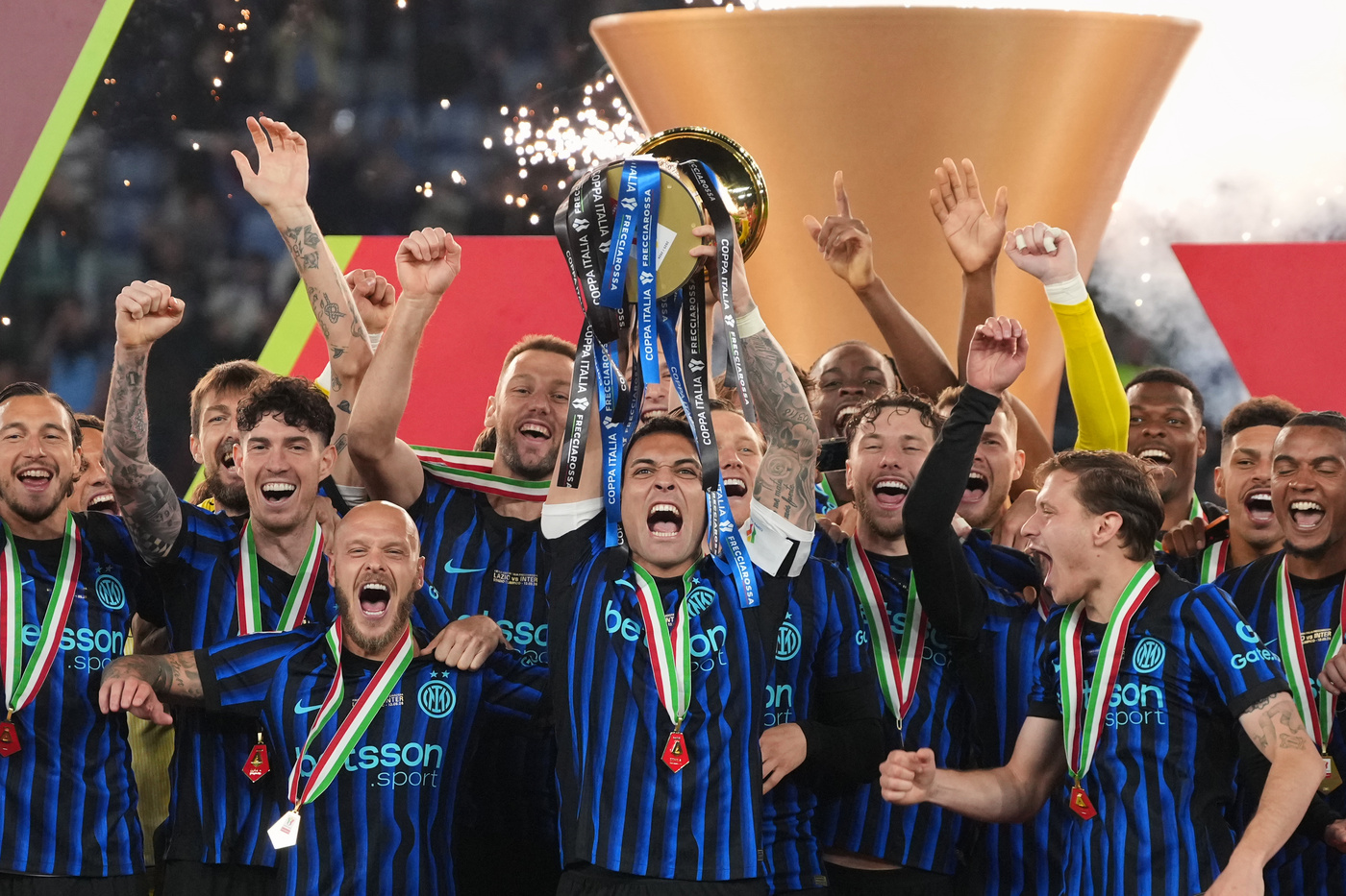 Lautaro Martinez alza la Coppa Italia insieme ai suoi compagni dell'Inter