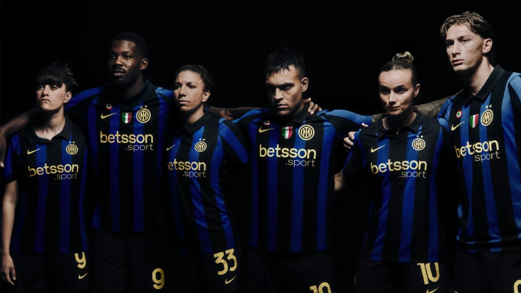 Giocatori dell'Inter schierati con la Nuova maglia 2026-2027 made of Milano