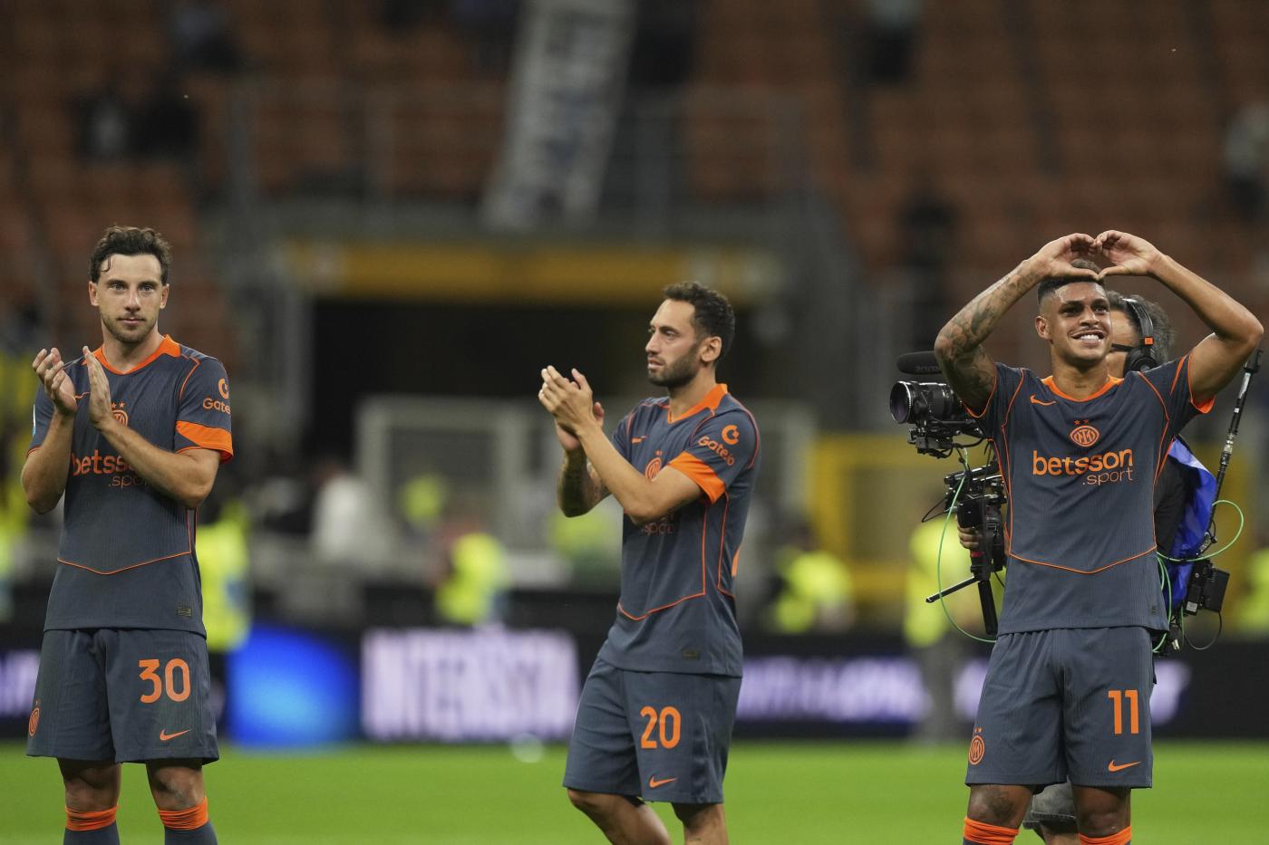 nerazzurrisiamoi-qui-appiano-calhanoglu-a-parte-luis-henrique-in-gruppo