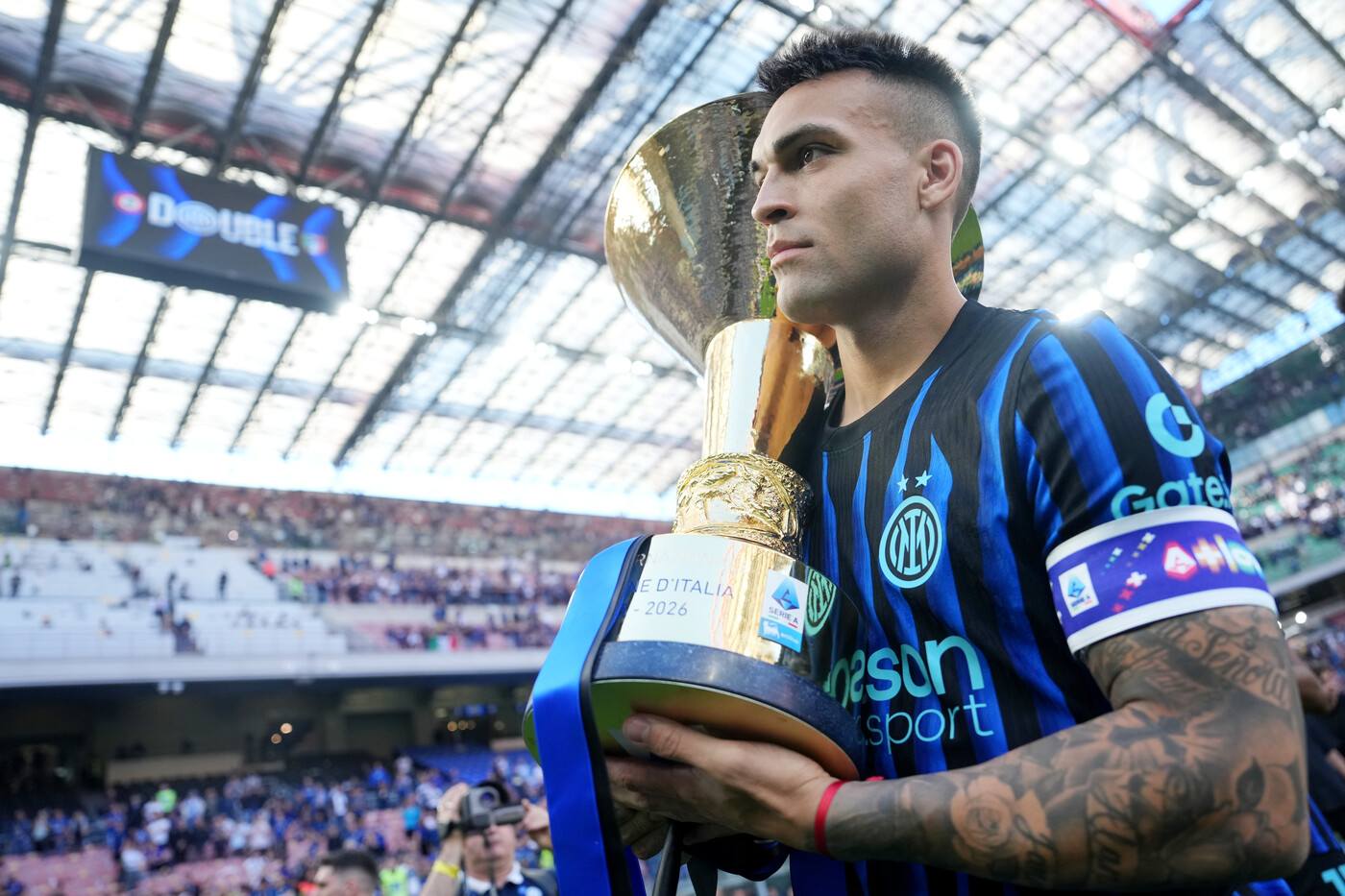 Il capitano dell'Inter Lautaro Martinez con in mano la Coppa del 21esimo scudetto al Meazza Nerazzurrisiamonoi.it