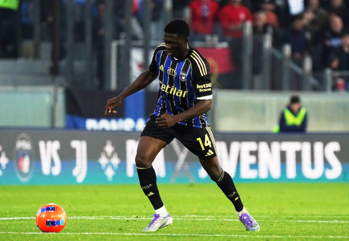 Ebenezer Akinsanmiro in campo con la maglia del Pisa Nerazzurrisiamonoi.it