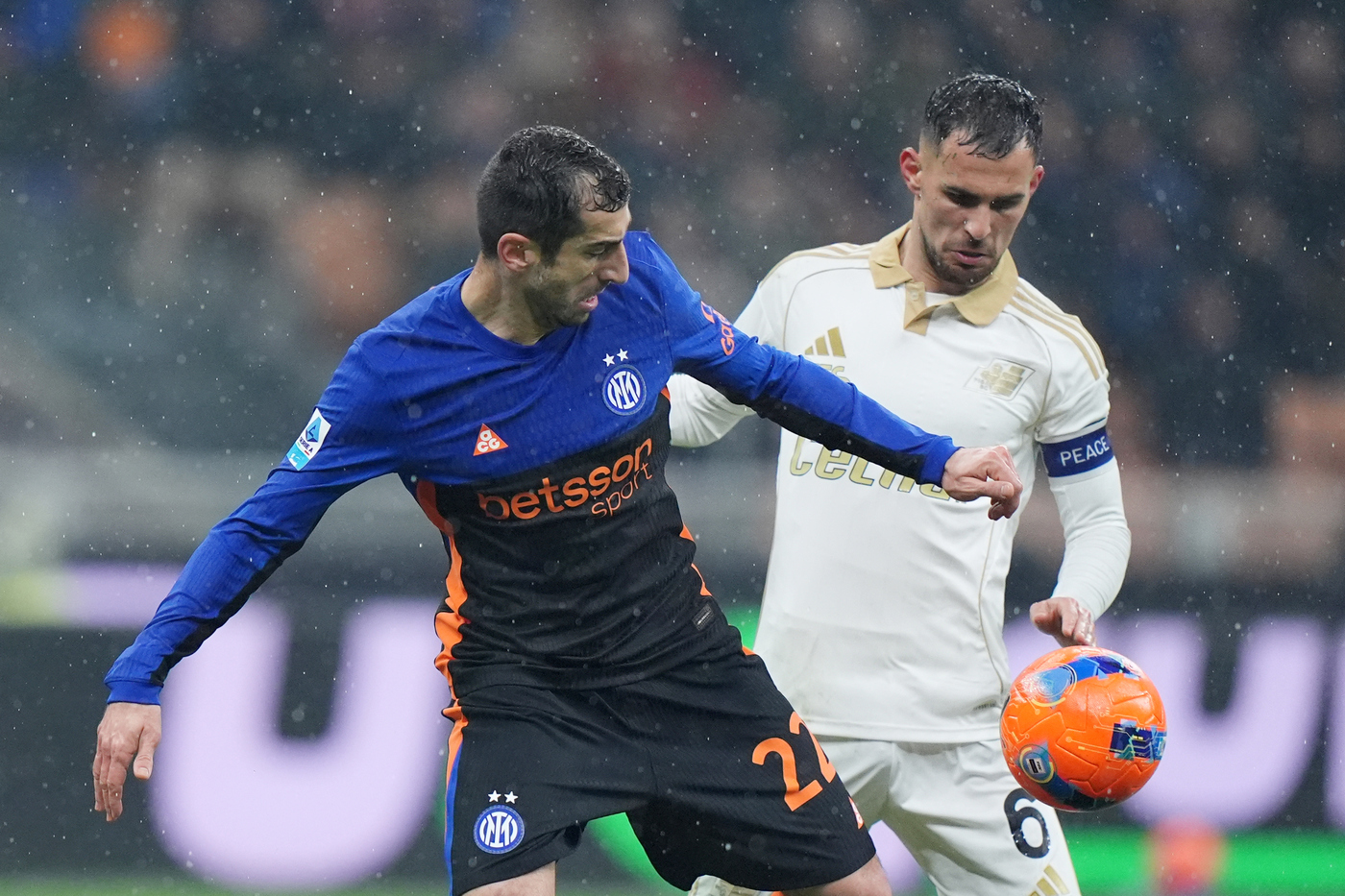 Henrick Mkhitaryan difende palla in campo contro il Pisa in Serie A Nerazzurrisiamonoi.it