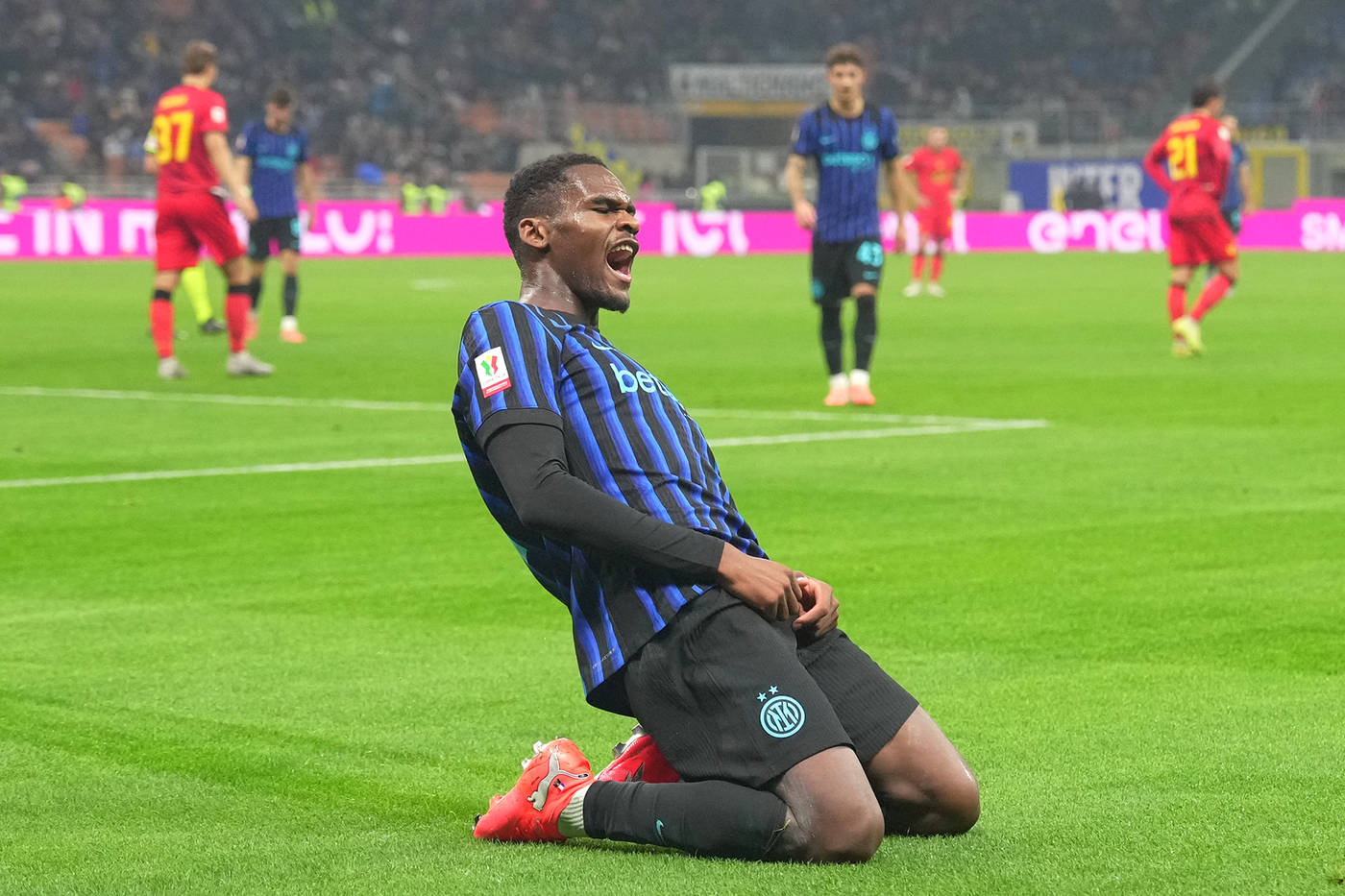 L'attaccante dell'Inter Ange-Yoan Bonny esulta dopo un gol segnato al Venezia in Coppa Italia Nerazzurrisiamonoi.it