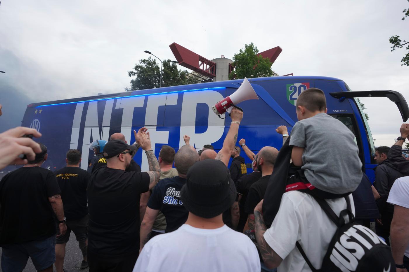 Il bus dell'Inter assediato dai tifosi per la vittoria del 21esimo scudetto Nerazzurrisiamonoi.it