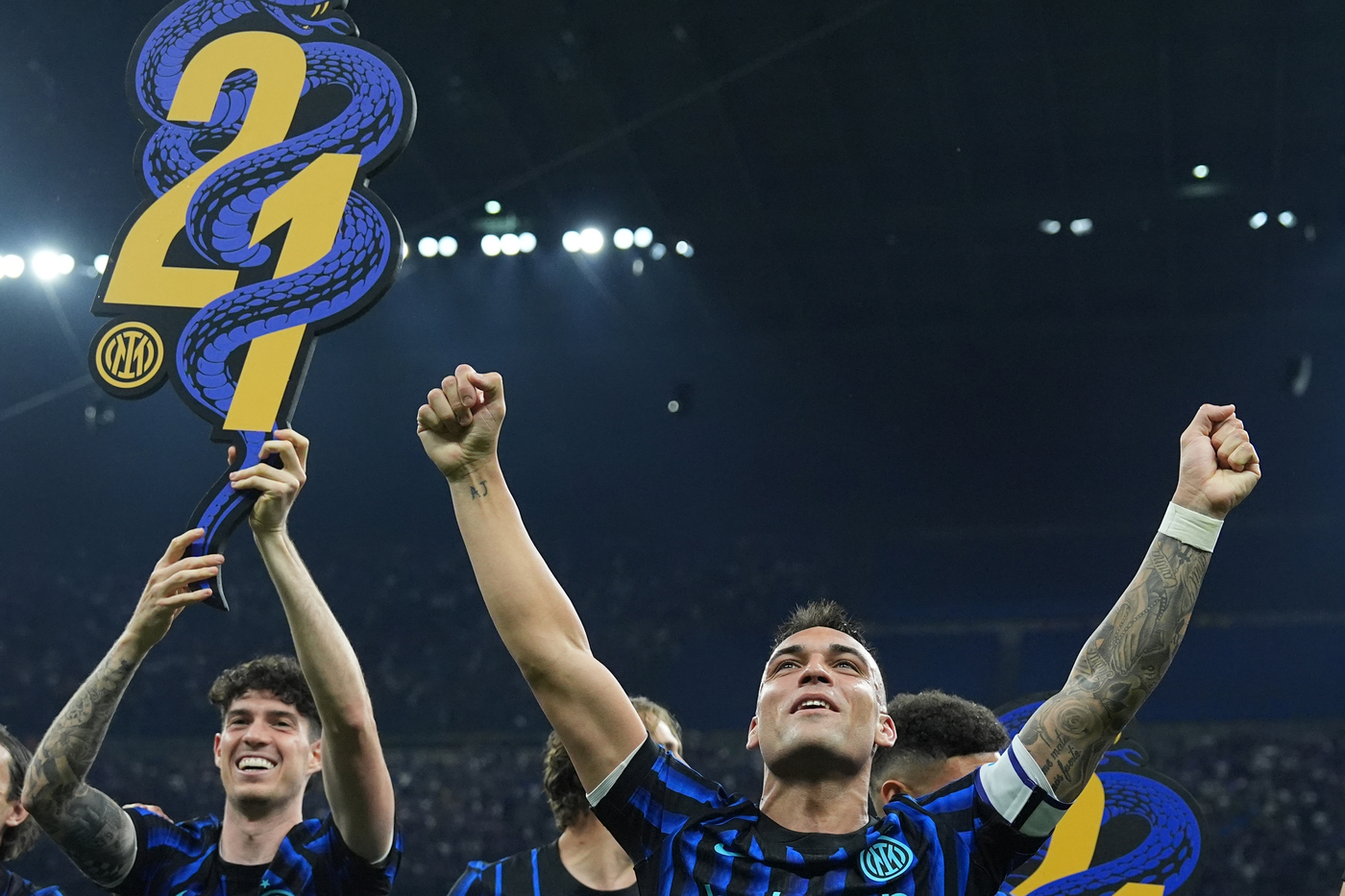 Il capitano dell'Inter Lautaro Martinez esulta per la vittoria del 21esimo scudetto nerazzurro al Meazza Nerazzurrisiamonoi.it