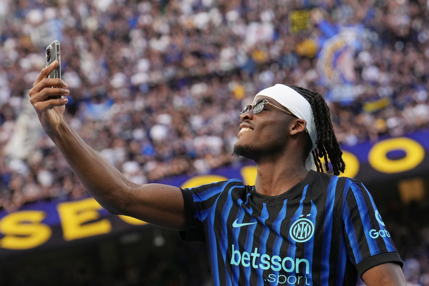 Yann Bisseck festeggia lo scudetto con l'Inter Nerazzurrisiamonoi.it